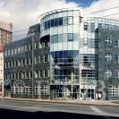 Architektura 2. poloviny 20. století a počátku 21. století: budova České pojišťovny na Pražské třídě; foto O. Sepp 1998 .