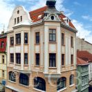 Bankovnictví: budova bývalé Anglo-československé banky na rohu ulice U Černé věže a Hroznové ulice; foto O. Sepp 1998.