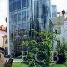Architektura 2. poloviny 20. století a počátku 21. století: zadní trakt pobočky Československé obchodní banky, a. s. na Lannově třídě; foto O. Sepp 1997.