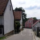 Adamov: průhled od sousoší Nejsvětější Trojice k radnici; foto K. Kuča 2005.