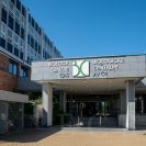 Akademie věd České republiky: hlavní vstup do budovy Biologického centra AV ČR; foto Nebe 2020.