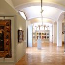 Alšova jihočeská galerie: bývalá kočárovna zámku Hluboká jako jeden ze sálů expozice Meziprůzkumy – sbírka AJG s mikroarchitektonickou intervencí Tomáše Svobody a Patrika Hábla (Boží hrob) v roce 2018, foto Pavel Dolejší; archiv AJG.