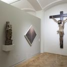 Alšova jihočeská galerie: bývalá kočárovna zámku Hluboká jako jeden ze sálů expozice Meziprůzkumy – sbírka AJG v roce 2017, foto Jan Mahr; archiv AJG.