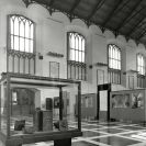 Alšova jihočeská galerie: bývalá zimní jízdárna zámku Hluboká jako hlavní sál AJG během výstavy Jihočeská pozdní gotika 1450—1530 v sezóně roku 1965, foto P. Špandl; archiv AJG.