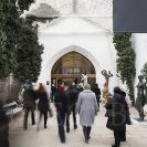 Alšova jihočeská galerie: vstupní prostor sídla AJG na Hluboké, bývalá zimní zahrada zámku v roce 2018 během vernisáže expozice Meziprůzkumy s performancí Petra Duba; foto Zdeněk Porcal.
