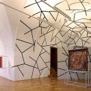 Alšova jihočeská galerie: východní křídlo bývalé zimní jízdárny jako jeden ze sálů expozice Meziprůzkumy – sbírka AJG s prostorovou intervencí Esther Stocker v roce 2018, foto Pavel Dolejší; archiv AJG.