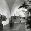 Alšova jihočeská galerie: východní křídlo bývalé zimní jízdárny jako jeden ze sálů stálé expozice gotického umění AJG na počátku 70. let 20. století, foto Josef Ehm; archiv AJG.