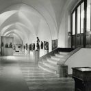 Alšova jihočeská galerie: západní křídlo bývalé zimní jízdárny jako jeden ze sálů AJG během výstavy Jihočeská pozdní gotika 1450—1530 v sezóně roku 1965, foto P. Špandl; archiv AJG.