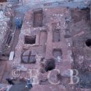 Archeologické výzkumy: celkový pohled na plochu výzkumu Kanovnická č. 1; ze sbírek Jihočeského muzea v Českých Budějovicích.