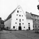 Archeologické výzkumy: Piaristické náměstí se podrobilo archeologickému výzkumu několikrát, v letech 1995—1998 průzkum celé plochy náměstí, 2016 kvůli stavbě podzemních kontejnerů a 2017 kvůli rekonstrukci Solnice; archiv NPÚ.