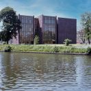 Architektura 2. poloviny 20. století a počátku 21. století: budova Muzea dělnického revolučního hnutí jižních Čech dokončená 1975 podle projektu autorského kolektivu J. Maláta ve stylu tzv. skulpturalismu; foto P. Šafr 1980.
