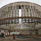 Architektura 2. poloviny 20. století a počátku 21. století: kruhový keramický prstenec na střeše obchodního domu Prior; foto Nebe 2022.