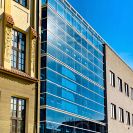Architektura 2. poloviny 20. století a počátku 21. století: prosklené vstupní průčelí Českého Rozhlasu v ulici U Tří lvů, které bylo postaveno podle projektu L. Erbana; foto Nebe 2021.