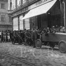 Automobilismus: skupina motoristů v ulici Dr. Stejskala; sbírka J. Dvořáka.