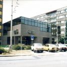 Architektura 2. poloviny 20. století a počátku 21. století: objekt pobočky České spořitelny, 1994. Přestavba původního objektu restaurace Regina z 60. let 20. století; foto O. Sepp 1998.