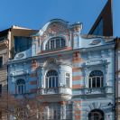 Bankovnictví: budova Československé obchodní banky je hodnotným dokladem architektury na pomezí historismu a moderny, projekt novostavby byl realizován 1994 Ateliérem 8000; foto Nebe 2021.