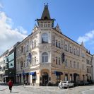 Bankovnictví: budova původně Živnostenské banky, v 90. letech 20. století oblastní pobočka Investiční a poštovní banky, na počátku 21. století pobočka Československé obchodní banky na rohu ulice U Černé věže a Hroznové ulice; foto K. Kuča 2010.