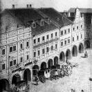 Baroko: barokní domy na východní straně náměstí (18. století); ze sbírek Jihočeského muzea v Českých Budějovicích.