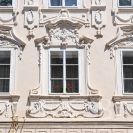 Baroko: dům v Široké ulici č. 14, detail fasády; foto K. Kuča 2010.