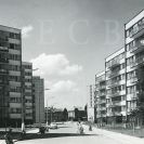 Böhm Bohumil: pohled Roudenskou ulicí na náměstí Jiřího z Poděbrad, foto L. Herrman; archiv SOkA.