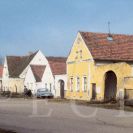 Městské vsi: České Vrbné, náves s kovárnou; foto K. Kuča 1998.