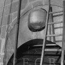 Černá věž: Českobudějovický orloj umístěný v nejvyšším okně Černé věže a znázorňující fáze Měsíce, fotografie z poloviny 80. let 20. stol.; sbírka J. Dvořáka.