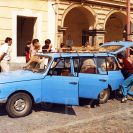 Černá věž: odvážení pozlacené báně a větrné korouhvičky (na střeše auta) na Černou věž, 15.8.1983; sbírka J. Dvořáka; SOkA. 