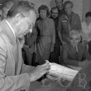 Černá věž: předseda městského národního výboru Miloslav Vacek (*1929) při prohlídce dokumentů z makovice Černé věže; sbírka J. Dvořáka.