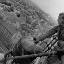 Černá věž: snímání makovice při rekonstrukci Černé věže; sbírka J. Dvořáka.