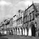 Česká ulice: domy na východní straně mezi ulicemi Hroznová a Hradební, stav v roce 1965, foto P. Špandl; SOkA.
