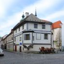 Česká ulice: pozdně gotický měšťanský dům č. 36 s nárožním arkýřem; foto K. Kuča 2014.