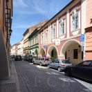 Česká ulice: průhled ulicí směrem k Husově třídě; foto K. Kuča 2010.