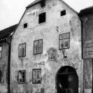 Česká ulice: stav fasády domu  č. 53 v roce 1965 před opravou, foto P. Špandl; SOkA.