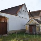 České Vrbné: pohled na památkově chráněné usedlosti čp. 1911 a 1912; foto Nebe 2018.
