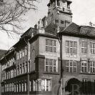 Český rozhlas: získal na konci roku 1945 budovu bývalé německé dívčí školy a postupně ji adaptoval pro provoz rozhlasu; sbírka J. Dvořáka; SOkA.