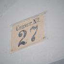 Číslování domů: historická tabulka s číslem popisným v České ulici; foto Nebe 2020.