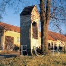 Doubravice: výklenková boží muka u skupiny domů severně od vsi; foto K. Kuča 1998.