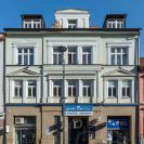 Destinnová Ema: dům na Lannově třídě č. 31, kde proběhla na sklonku života umělkyně neúspěšná operace očí; foto Nebe 2021.