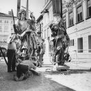 Dietrich Josef: sochy sejmuté z radniční římsy před odvozem k restaurování do Hořic v Podkrkonoší; ze sbírky J. Dvořáka; SOkA.