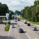 Dlouhá louka: pohled směrem na jih z lávky pro pěší a cyklisty přes E55 Na Dlouhé louce; foto Nebe 2020.