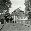 Dlouhý most: v rámci přestavby Dlouhého mostu 1930–1932 byla demolována značná část dvora na levém břehu Vltavy; sbírka J. Dvořáka; SOkA. 