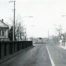 Dlouhý most: vyústění Dlouhého mostu ve Čtyřech Dvorech v roce 1970; sbírka J. Dvořáka; SOkA. 