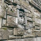 Dobrá Voda u Českých Budějovic: detail zdobení zdiva blízko vstupu do štoly sv. Šebestiána (sv. Barbory) od místního sochaře Edwina Schopenhauera; foto Nebe 2025.