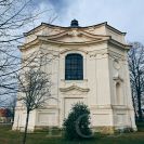 Dobrá Voda u Českých Budějovic: konkávně prohnuté východní průčelí barokního kostela Panny Marie Bolestné; foto Nebe 2025.