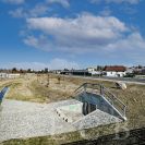 Dobrovodský potok: souběh potoku se zanádražní komunikací; foto Nebe 2022.