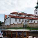 Dominikánský konvent: pohled od Přístaviště Sokolský ostrov na budovu konventu, barokní přestavba z 18. století; foto Nebe 2020.