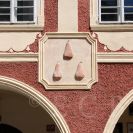 Domovní znamení: dům U Hrušků, Česká ulice č. 23; foto K. Kuča 2010.