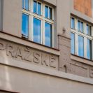 Domovní znamení: reliéf původní Pražské brány na průčelí domu č. 11 v ulici Na Mlýnské stoce; foto Nebe 2020.