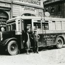 Doprava: autobus provozovaný Antonínem Benešem na pravidelné lince České Budějovice – Hluboká nad Vltavou – Týn nad Vltavou, Lannova třída před hotelem Pošta, 1927; sbírka J. Dvořáka; SOkA. 