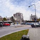 Doprava: křižovatka Mánesovy ulice a Lidické třídy, jedno z dopravně nejvíce zatížených míst ve městě; foto NEBE 2023.